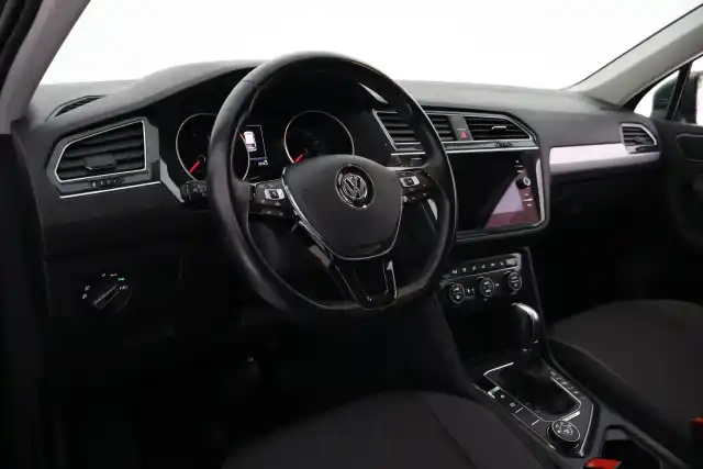 Harmaa Maastoauto, Volkswagen Tiguan – VAR-82851