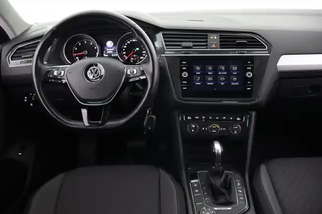 Harmaa Maastoauto, Volkswagen Tiguan – VAR-82851