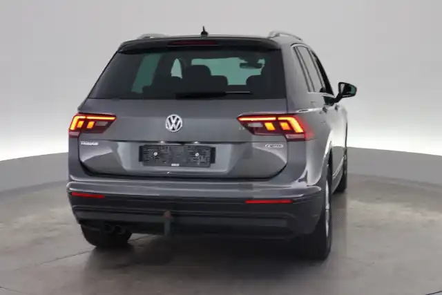 Harmaa Maastoauto, Volkswagen Tiguan – VAR-82851