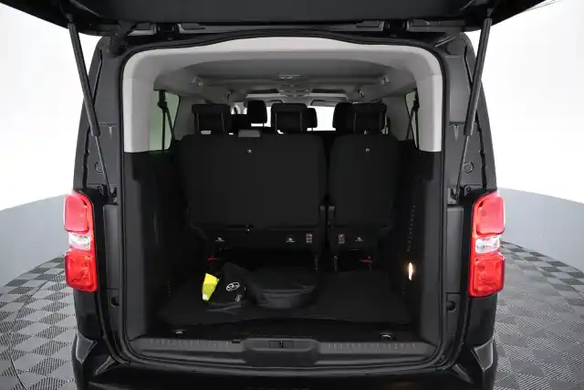Musta Tila-auto, Toyota Proace EV – VAR-83350