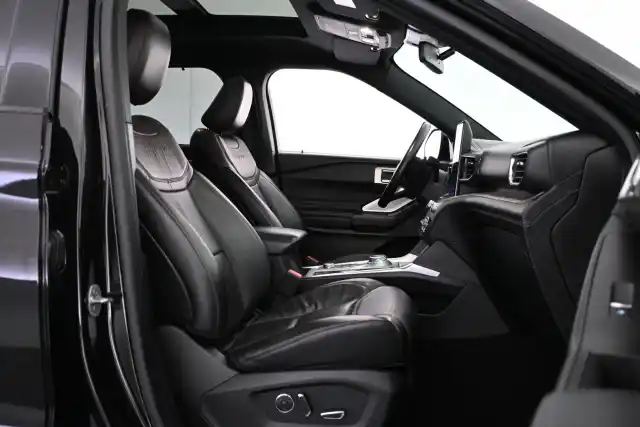 Musta Maastoauto, Ford Explorer – VAR-84327