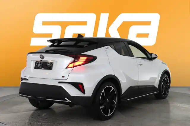 Valkoinen Maastoauto, Toyota C-HR – VAR-85662