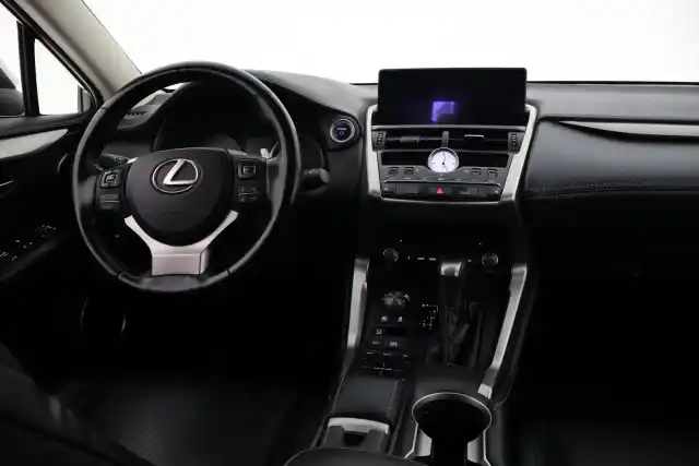 Valkoinen Maastoauto, Lexus NX – VAR-86873