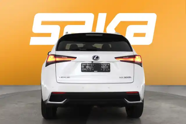 Valkoinen Maastoauto, Lexus NX – VAR-86873