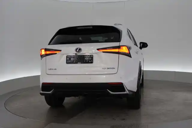 Valkoinen Maastoauto, Lexus NX – VAR-86873