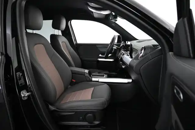 Sininen Maastoauto, Mercedes-Benz EQB – VAR-87005