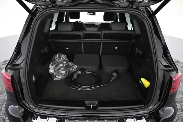 Sininen Maastoauto, Mercedes-Benz EQB – VAR-87005