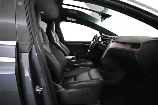 Harmaa Maastoauto, Tesla Model X – VAR-87042