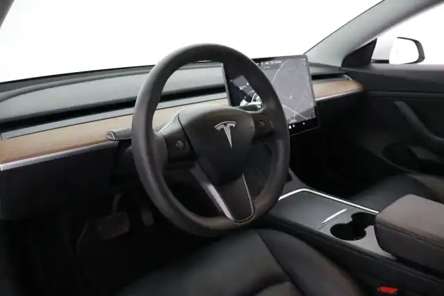 Valkoinen Sedan, Tesla Model 3 – VAR-87102