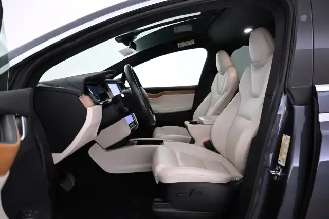 Harmaa Maastoauto, Tesla Model X – VAR-87408