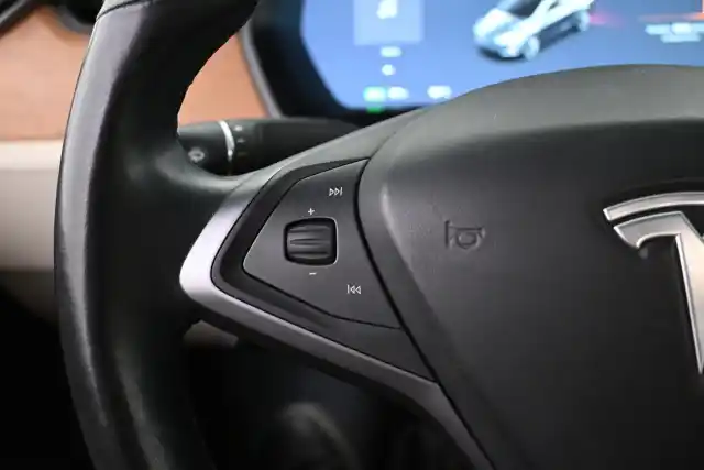 Harmaa Maastoauto, Tesla Model X – VAR-87408