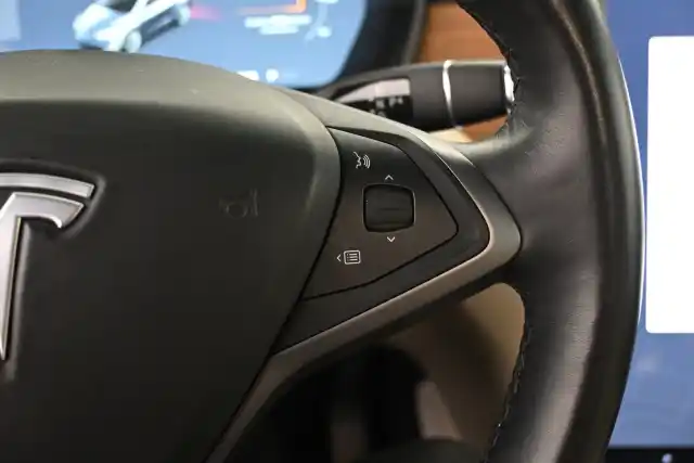 Harmaa Maastoauto, Tesla Model X – VAR-87408