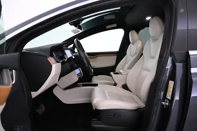 Harmaa Maastoauto, Tesla Model X – VAR-87408