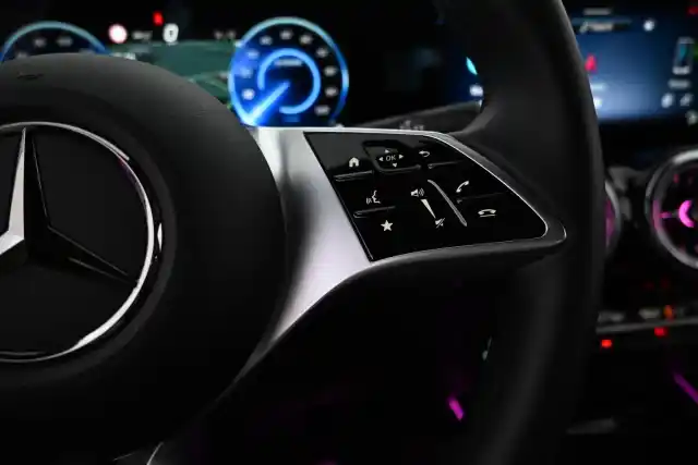 Sininen Maastoauto, Mercedes-Benz EQA – VAR-87456