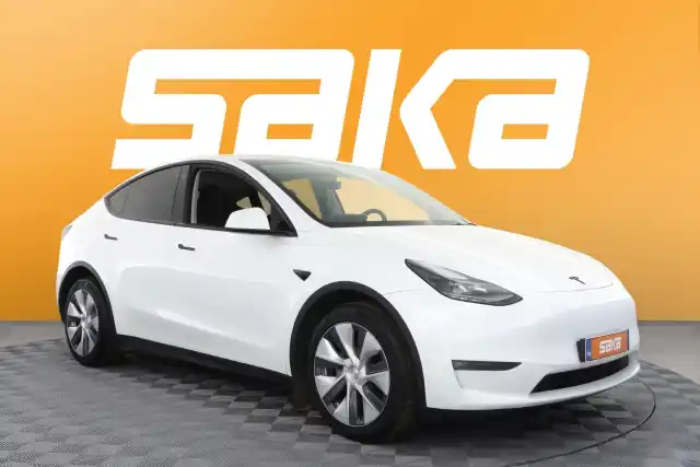 Valkoinen Maastoauto, Tesla Model Y – VAR-87539