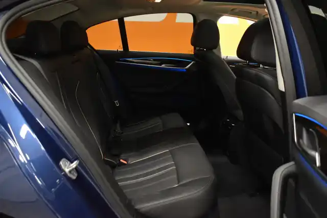 Sininen Sedan, BMW 530 – VAR-87955