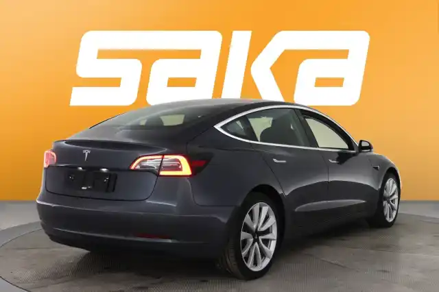 Harmaa Sedan, Tesla Model 3 – VAR-88417