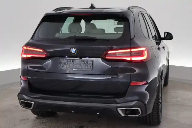 Musta Maastoauto, BMW X5 – VAR-88428