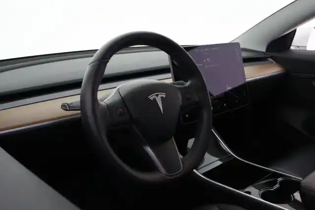 Valkoinen Sedan, Tesla Model 3 – VAR-89222