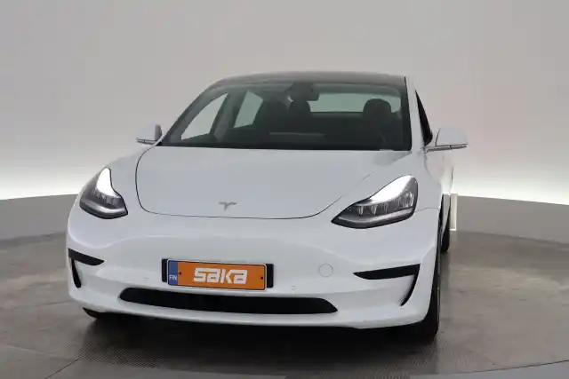 Valkoinen Sedan, Tesla Model 3 – VAR-89222