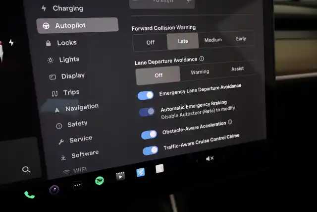 Valkoinen Viistoperä, Tesla Model 3 – VAR-89355