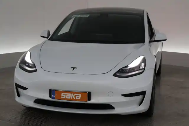 Valkoinen Sedan, Tesla Model 3 – VAR-89358