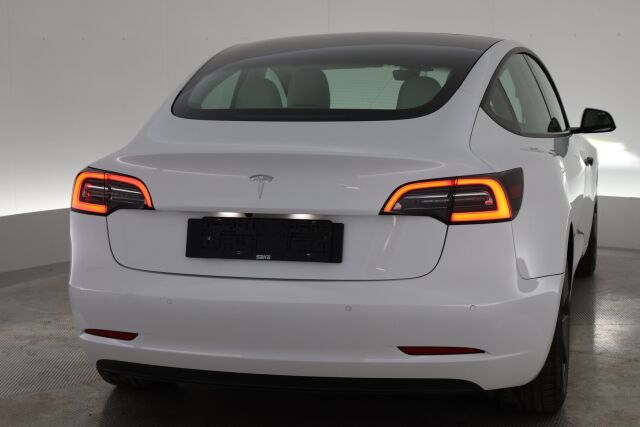 Valkoinen Sedan, Tesla Model 3 – VAR-89372