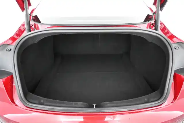 Punainen Sedan, Tesla Model 3 – VAR-89460