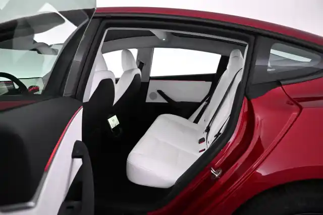 Punainen Sedan, Tesla Model 3 – VAR-89460