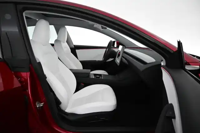 Punainen Sedan, Tesla Model 3 – VAR-89460
