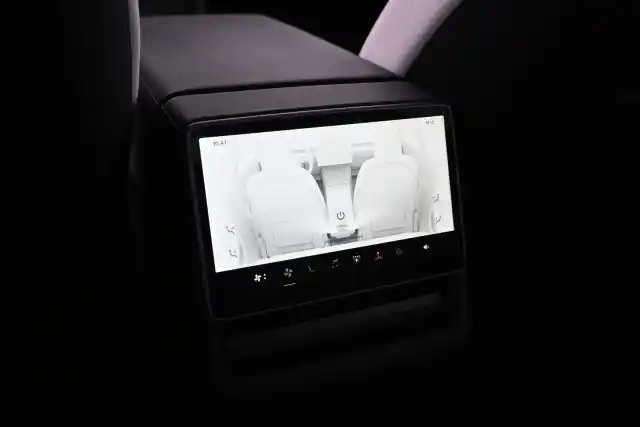 Punainen Sedan, Tesla Model 3 – VAR-89460
