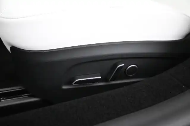 Punainen Sedan, Tesla Model 3 – VAR-89460