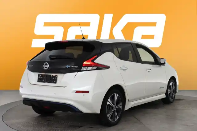 Valkoinen Viistoperä, Nissan Leaf – VAR-89583