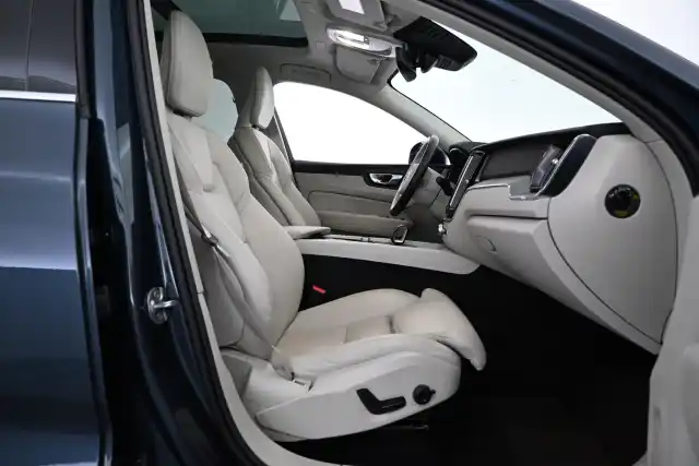 Sininen Maastoauto, Volvo XC60 – VAR-90062