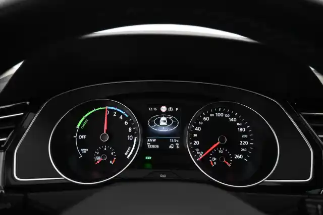 Punainen Farmari, Volkswagen Passat – VAR-90323
