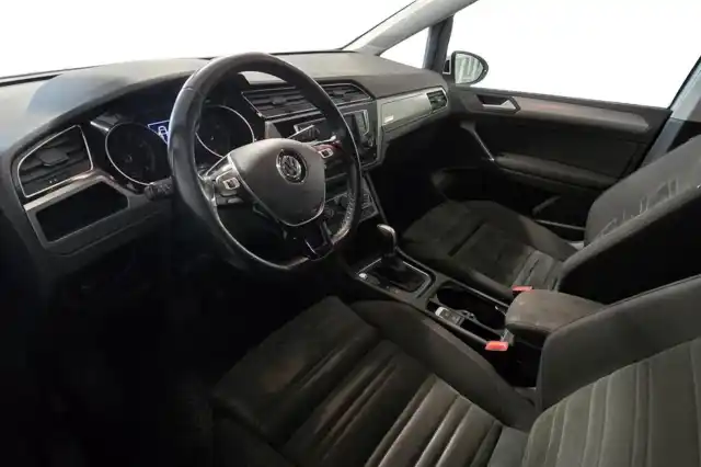 Valkoinen Tila-auto, Volkswagen Touran – VAR-90423
