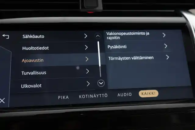 Valkoinen Maastoauto, Land Rover Discovery Sport – VAR-90631