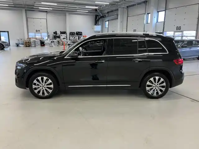 Musta Maastoauto, Mercedes-Benz EQB – VAR-90803