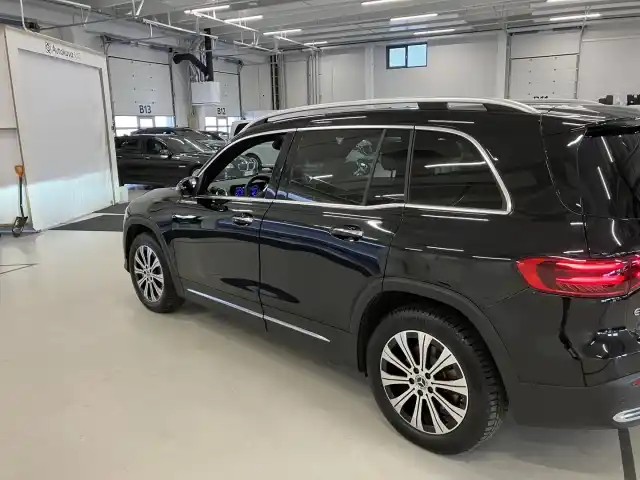 Musta Maastoauto, Mercedes-Benz EQB – VAR-90803