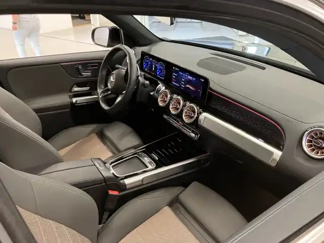 Musta Maastoauto, Mercedes-Benz EQB – VAR-90803