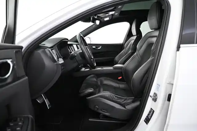 Valkoinen Maastoauto, Volvo XC60 – VAR-90820