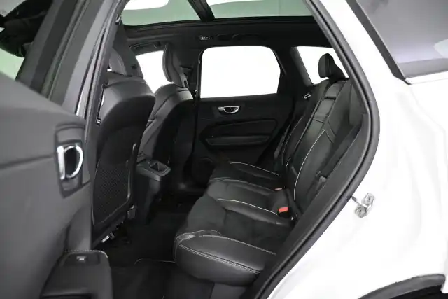 Valkoinen Maastoauto, Volvo XC60 – VAR-90820