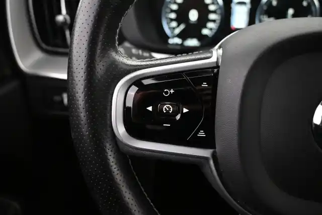 Valkoinen Maastoauto, Volvo XC60 – VAR-90820