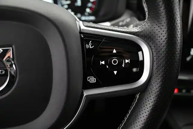 Valkoinen Maastoauto, Volvo XC60 – VAR-90820