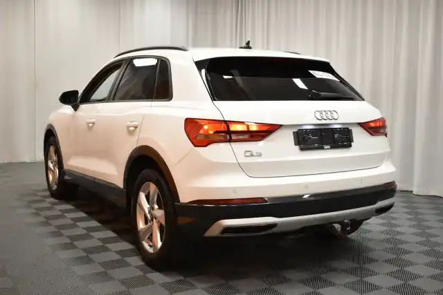 Valkoinen Maastoauto, Audi Q3 – VAR-90900