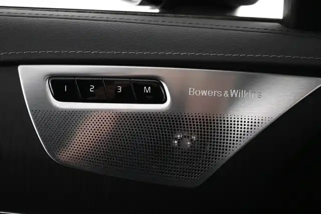 Musta Maastoauto, Volvo XC90 – VAR-91056
