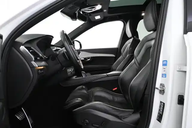 Valkoinen Maastoauto, Volvo XC90 – VAR-91399