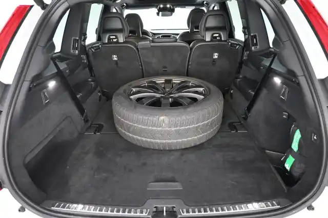 Valkoinen Maastoauto, Volvo XC90 – VAR-91399