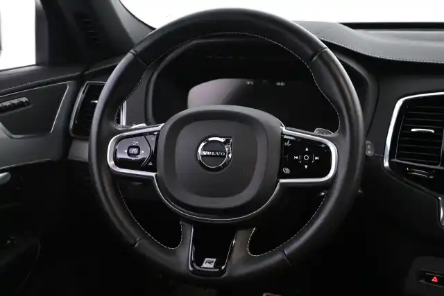 Valkoinen Maastoauto, Volvo XC90 – VAR-91399