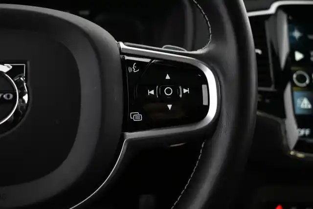 Valkoinen Maastoauto, Volvo XC90 – VAR-91399